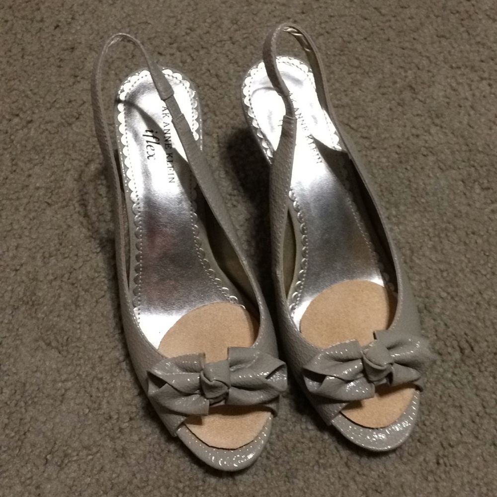 Anne Klein taupe shoes